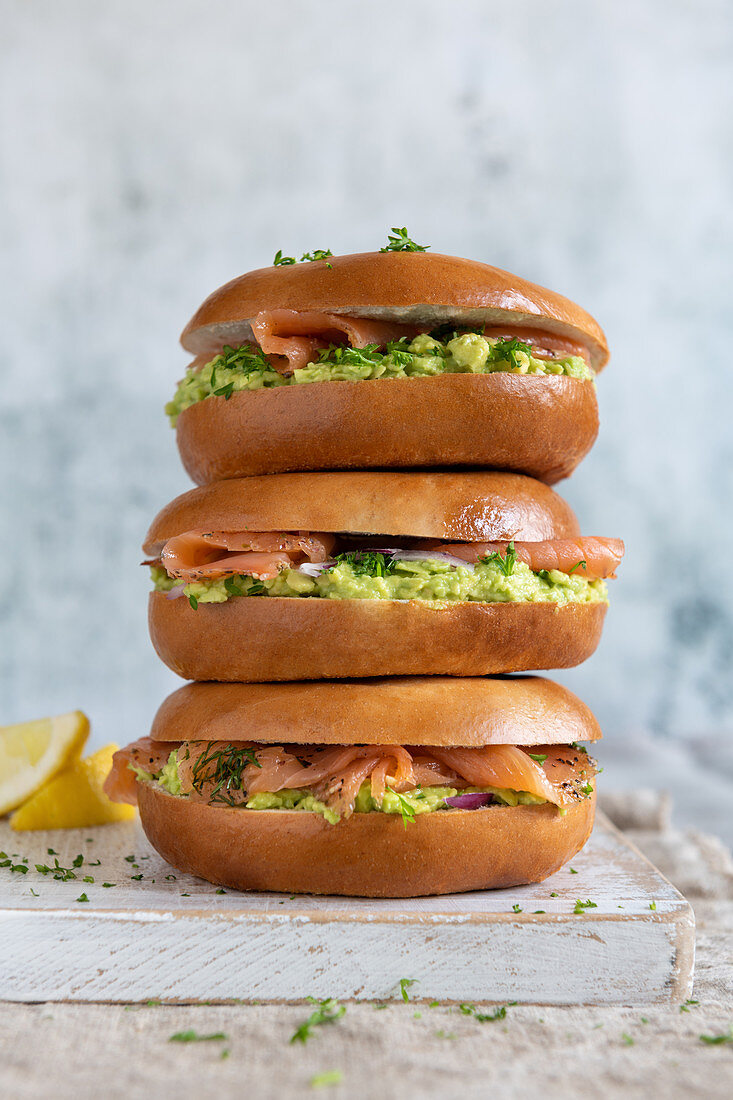 Drei Bagels mit Räucherlachs und Avocadocreme