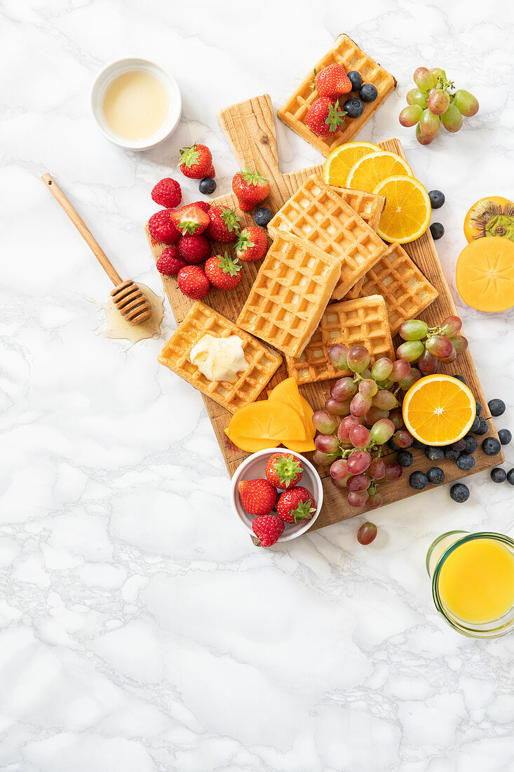 Frisch gebackene Waffeln mit Früchten