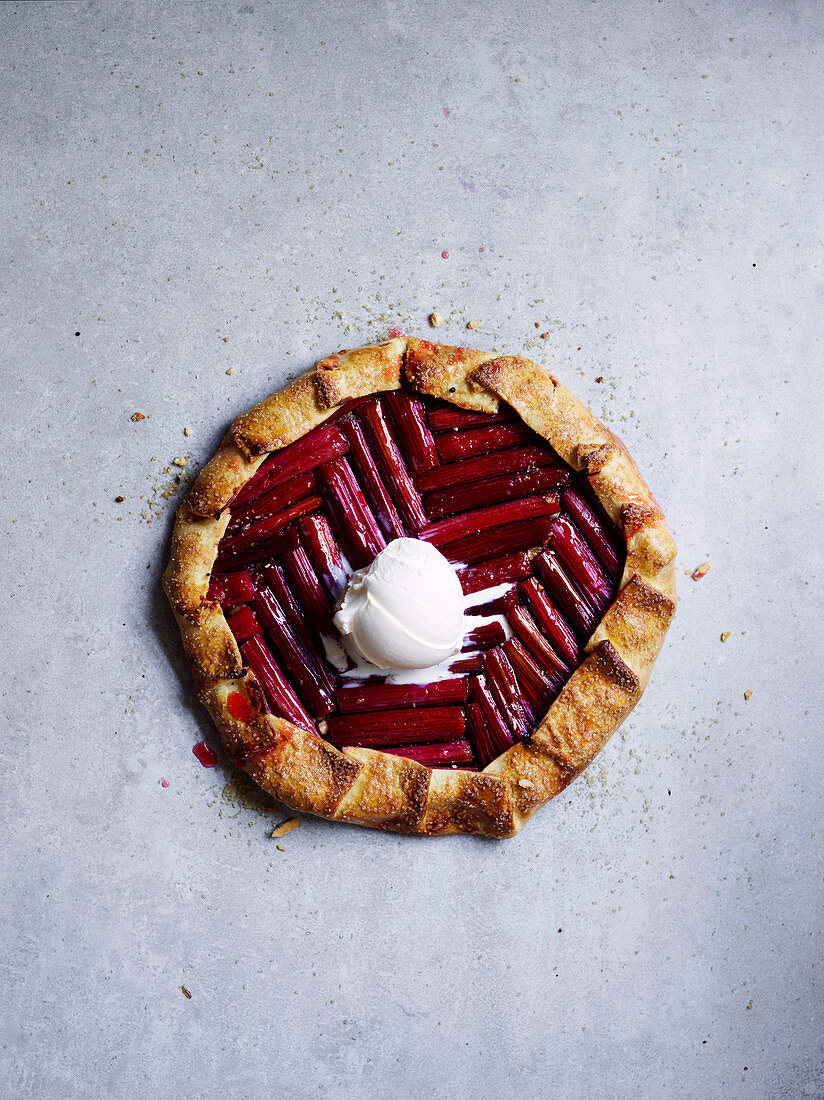 Rhabarber-Galette mit Vanilleeis