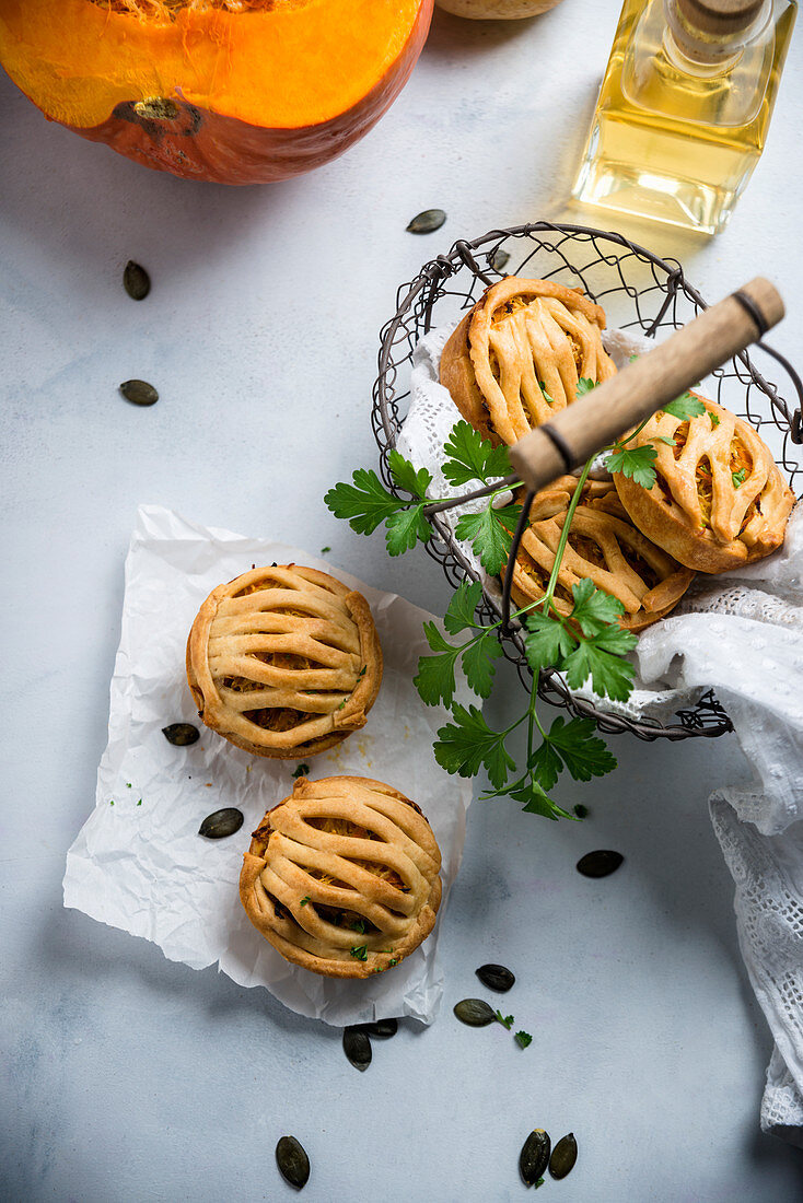 Vegane Muffins aus Mürbeteig, gefüllt mit Kürbis-Kartoffel-Gratin