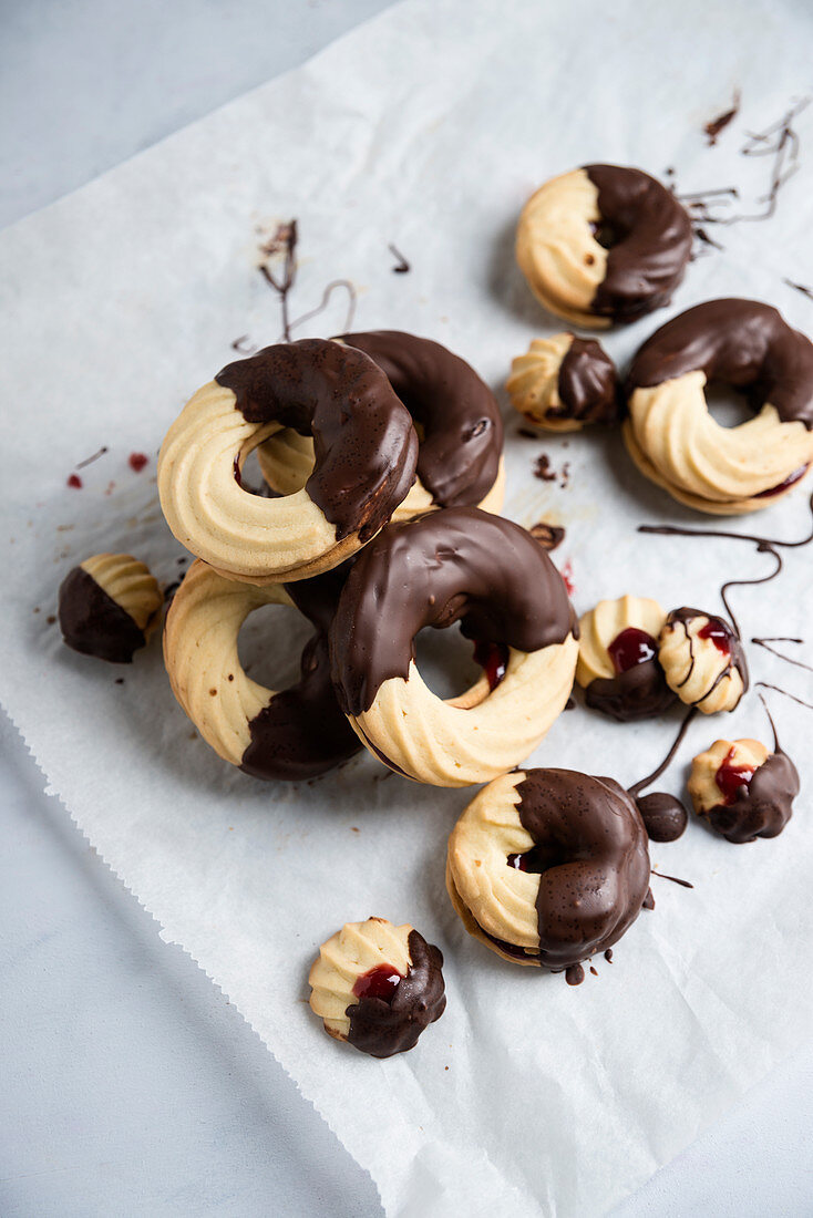 Mit Himbeergelee gefülltes veganes Sandgebäck