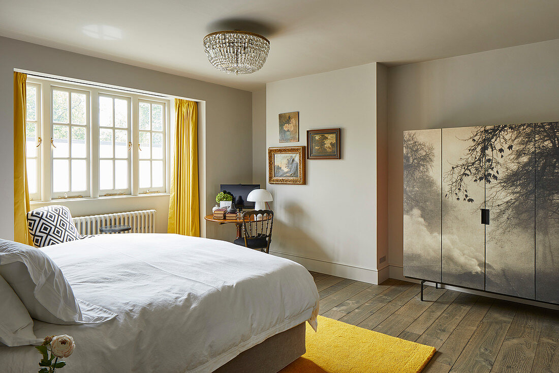 Schrank mit Landschaftsmotiv im Schlafzimmer in Beige und Gelb