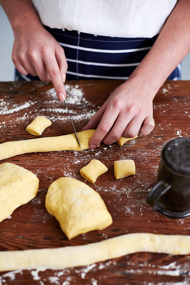 Cutting gnocchi