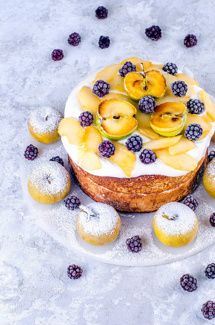 Biskuitkuchen mit Sahne, karamellisierten Äpfeln und gefrorenen Brombeeren