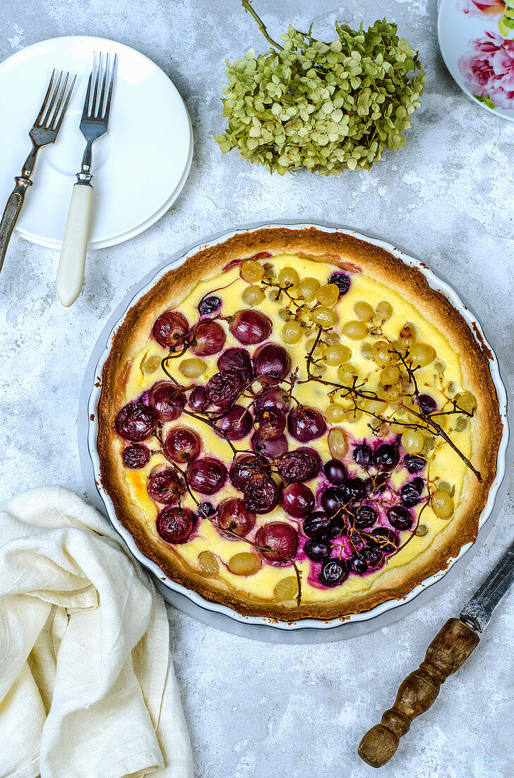 Sandy tart with curd filling with three types of grapes