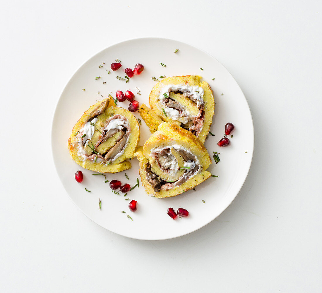 Omelettrolle mit Speck, Pilzen, Ricotta und Haselnüssen