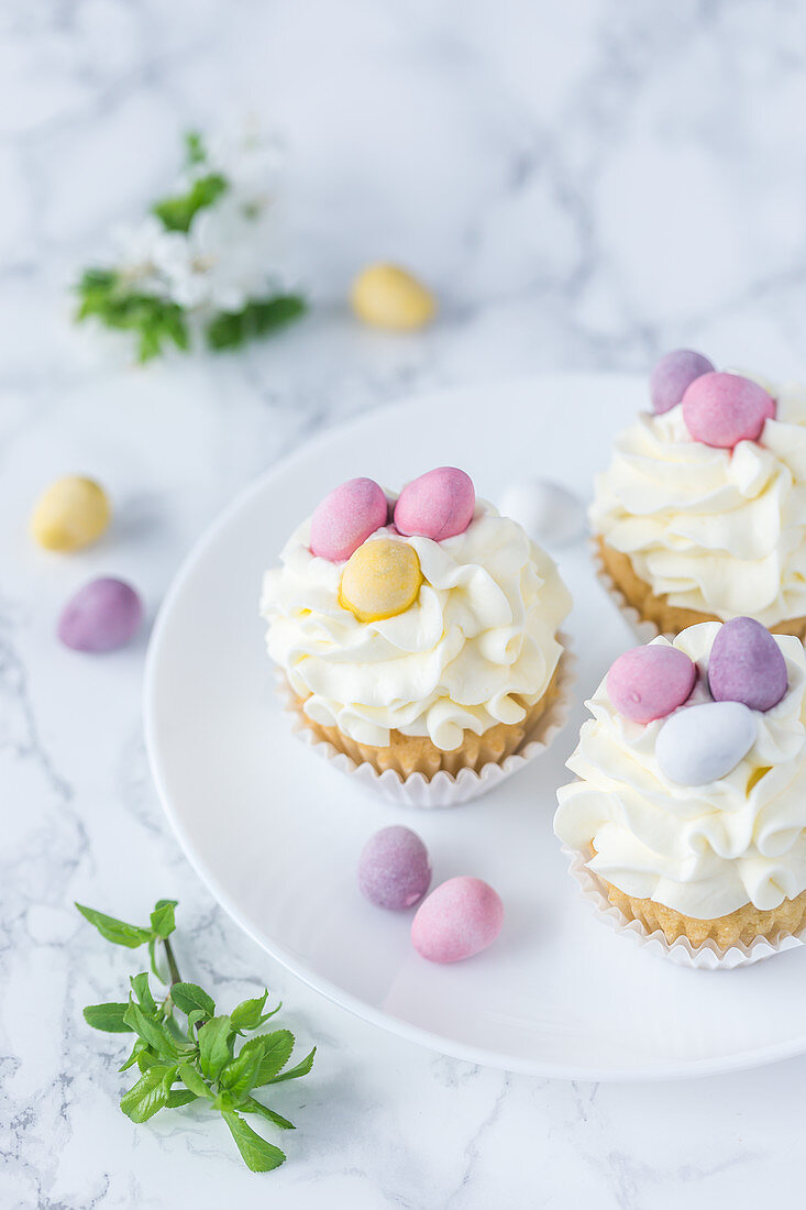 Cupcakes mit Sahnehaube und Zuckereiern zu Ostern