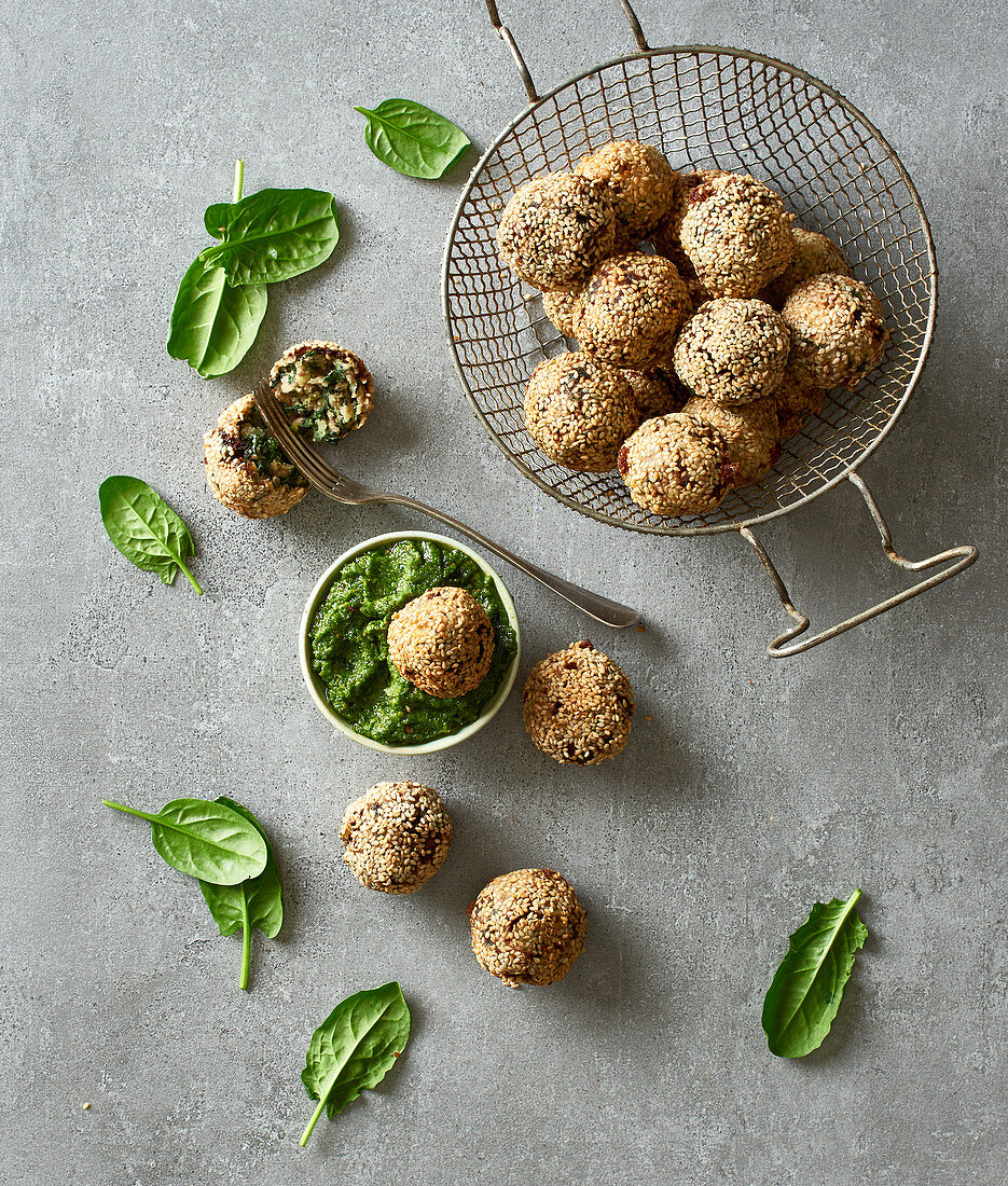 Frittierte Spinat-Sesam-Bällchen mit Spinatdip