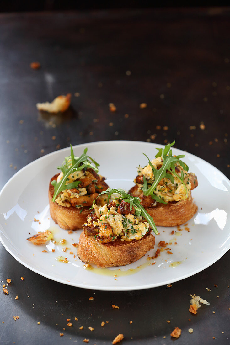 Bruschetta with chanterelle mushroom-scrambled egg and rocket