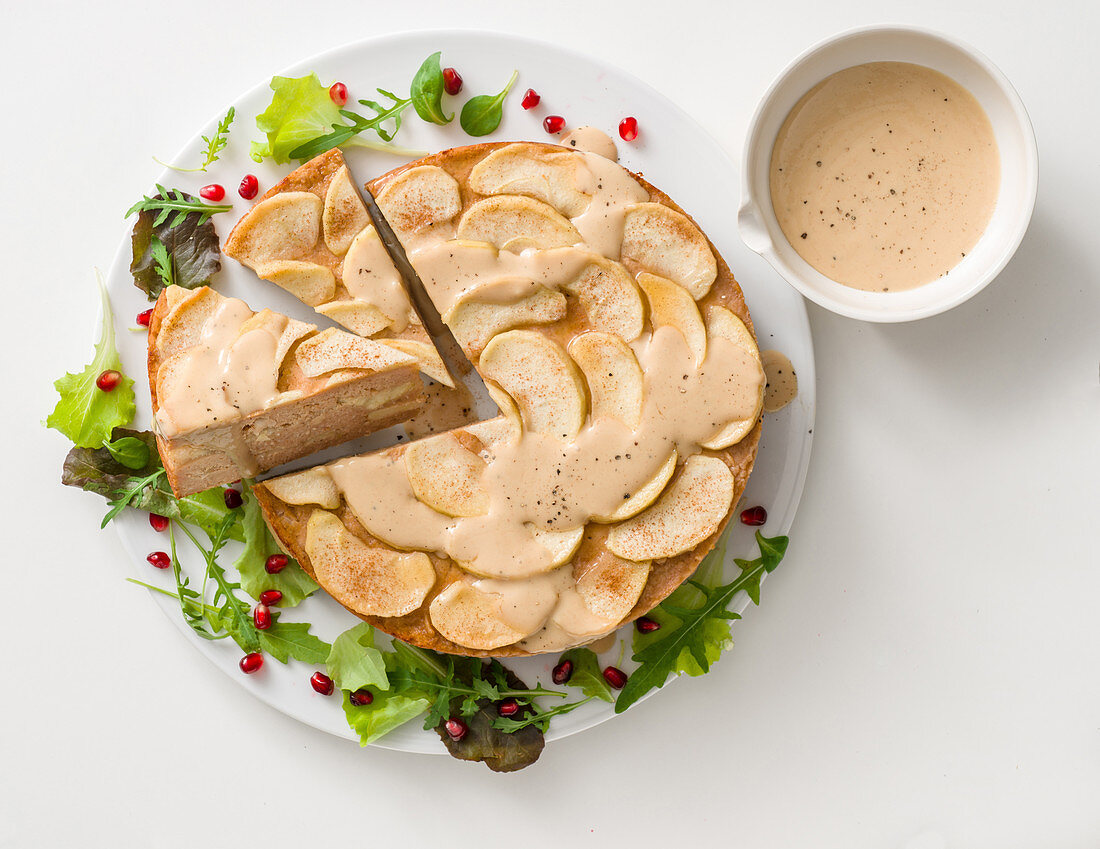 Herzhafte Fleischtorte aus Bratenresten mit Apfel und pikanter Sahnesauce