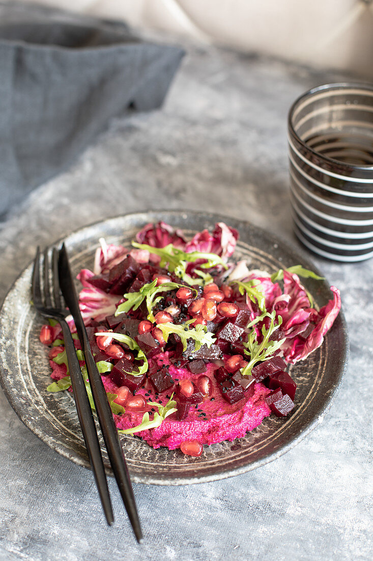 Rote-Bete-Meerrettich-Hummus mit Salat