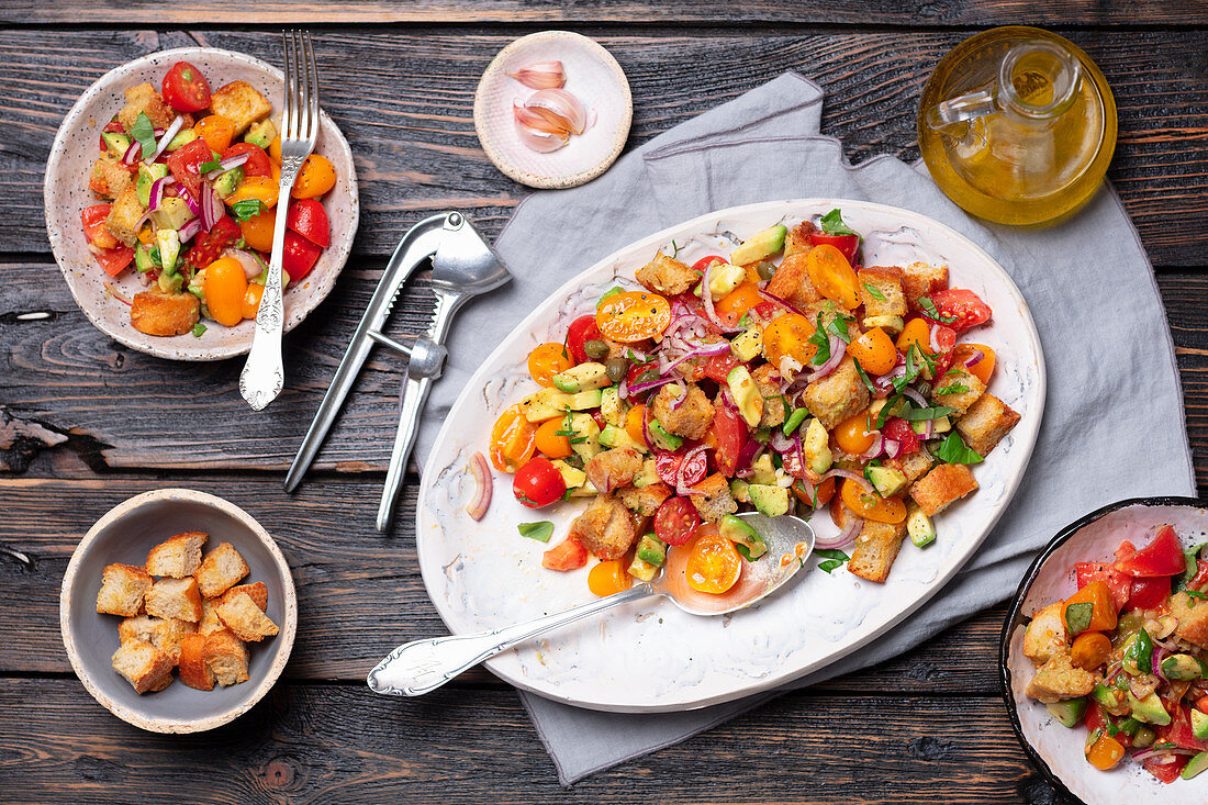 Panzanella (Brotsalat, Italien) mit Avocado, Tomaten und Kapern