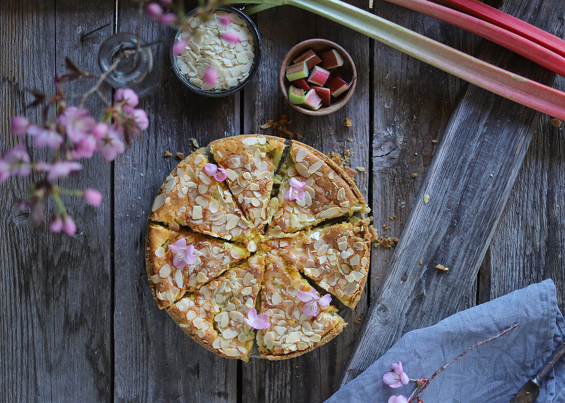 Rhabarberkuchen mit Mandeln und Blüten