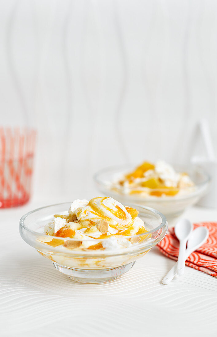 Eton Mess mit Aprikosen und Mandelblättchen