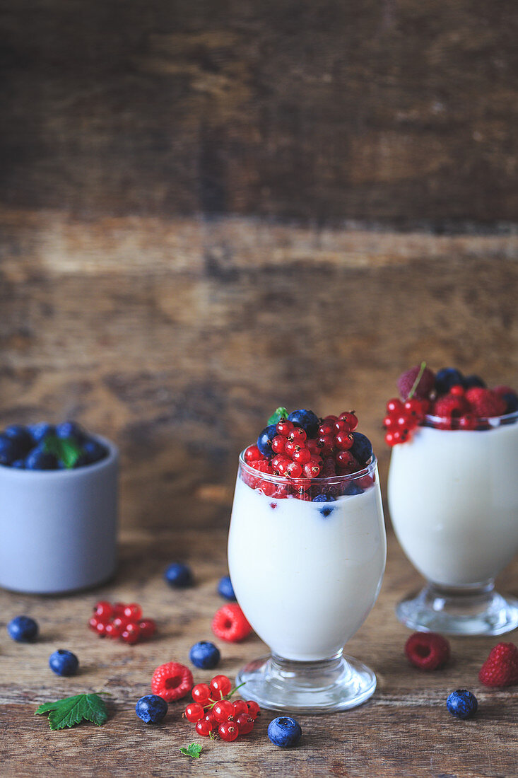 weiße Schokolade-Kokos-Mousse mit Beeren