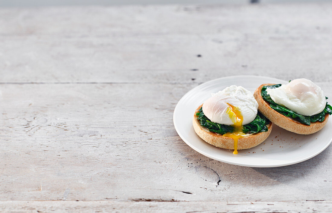 English Muffins mit pochierten Eiern und Spinat