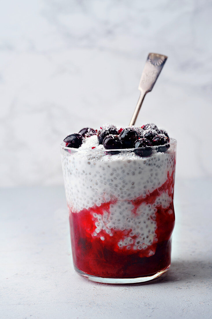 Chiapudding mit Erdbeersmoothie und schwarzen Johannisbeeren