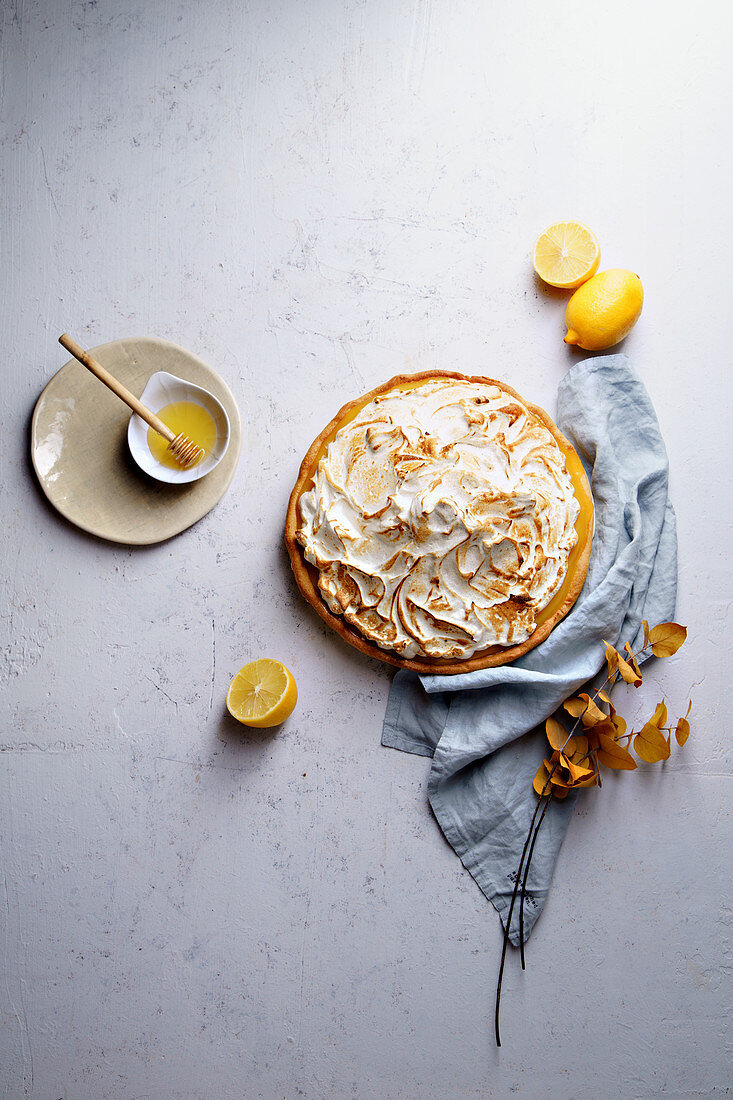 Lemon meringue tart with lemon curd