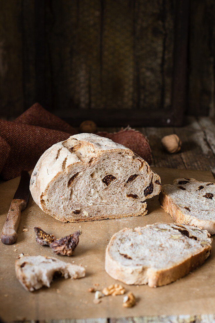 Figs and walnut homemade bread