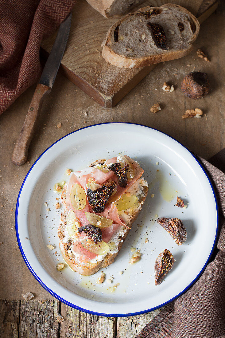 Baked bread with ham and figs