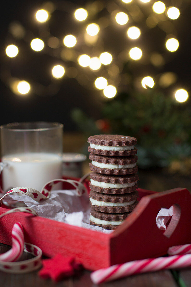 Selbstgemachte Schokoladenplätzchen mit Cremefüllung zu Weihnachten