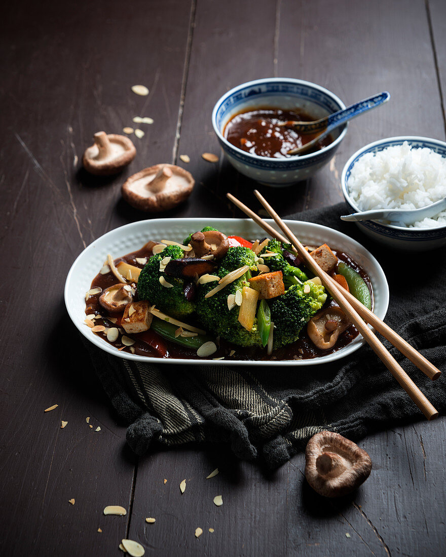 Veganes Gemüse mit Sichuansauce, gebratenem Tofu, Shiitakepilzen und Reis (Asien)