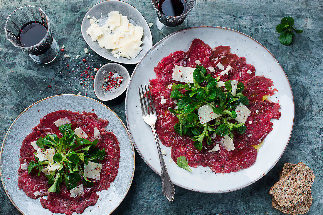 Rindercarpaccio mit Feldsalat und Käsespänen