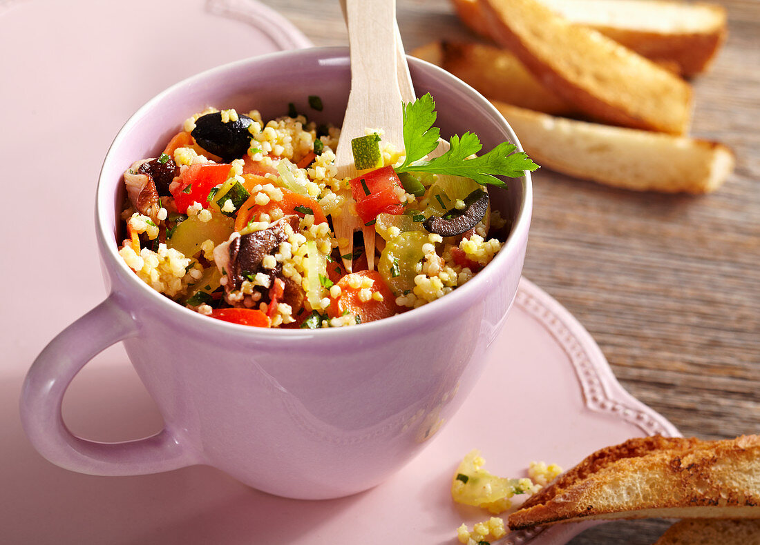 Veganer Hirsesalat mit Gemüse und Röstbrot