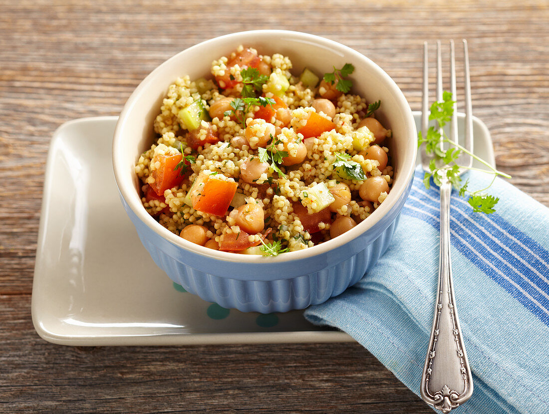 Vegetarischer Hirsesalat mit Kichererbsen und Gemüse