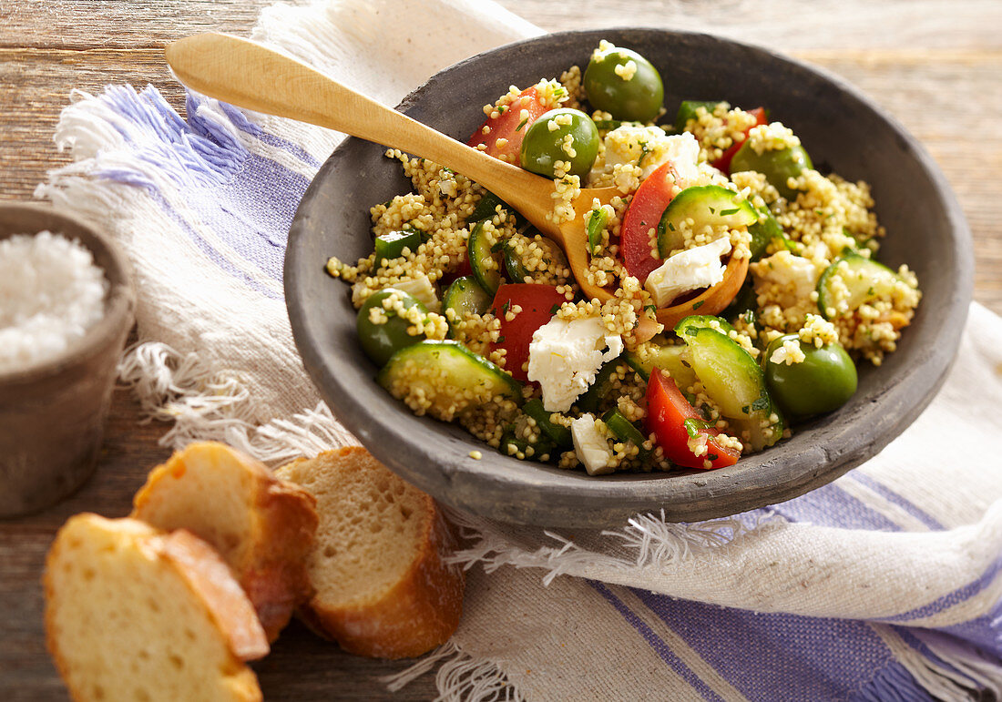 Griechischer Hirsesalat mit Feta, Gurke, Tomate und grünen Oliven