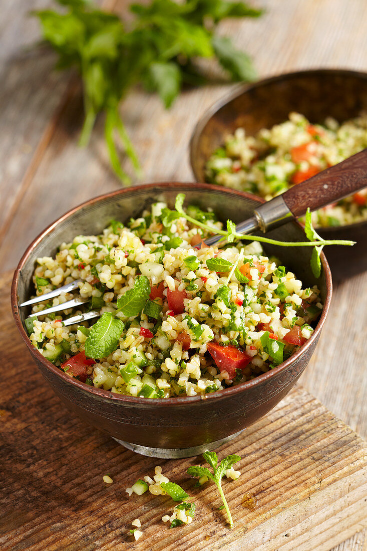 Veganer Bulgursalat mit Petersilie und Minze