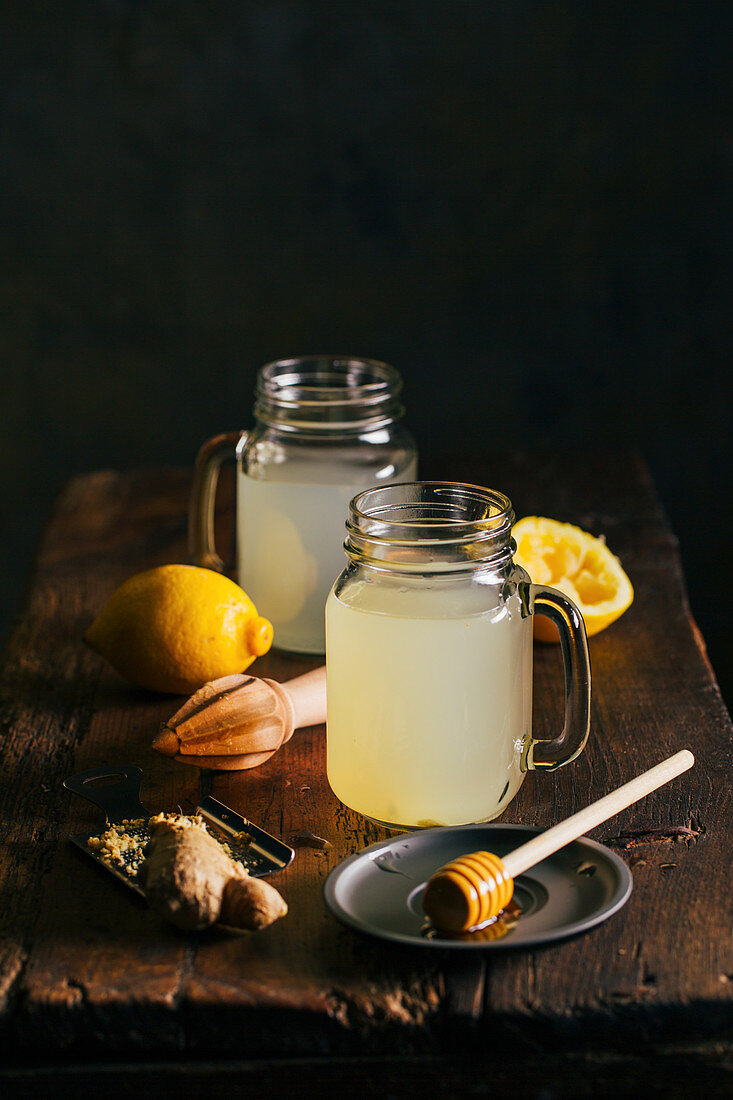 Switchel (Ingwerwasser mit Apfelessig, Zitrone und Honig)