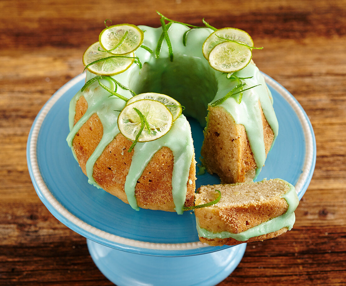Kleiner Limetten-Tofukuchen mit grüner Zuckerglasur