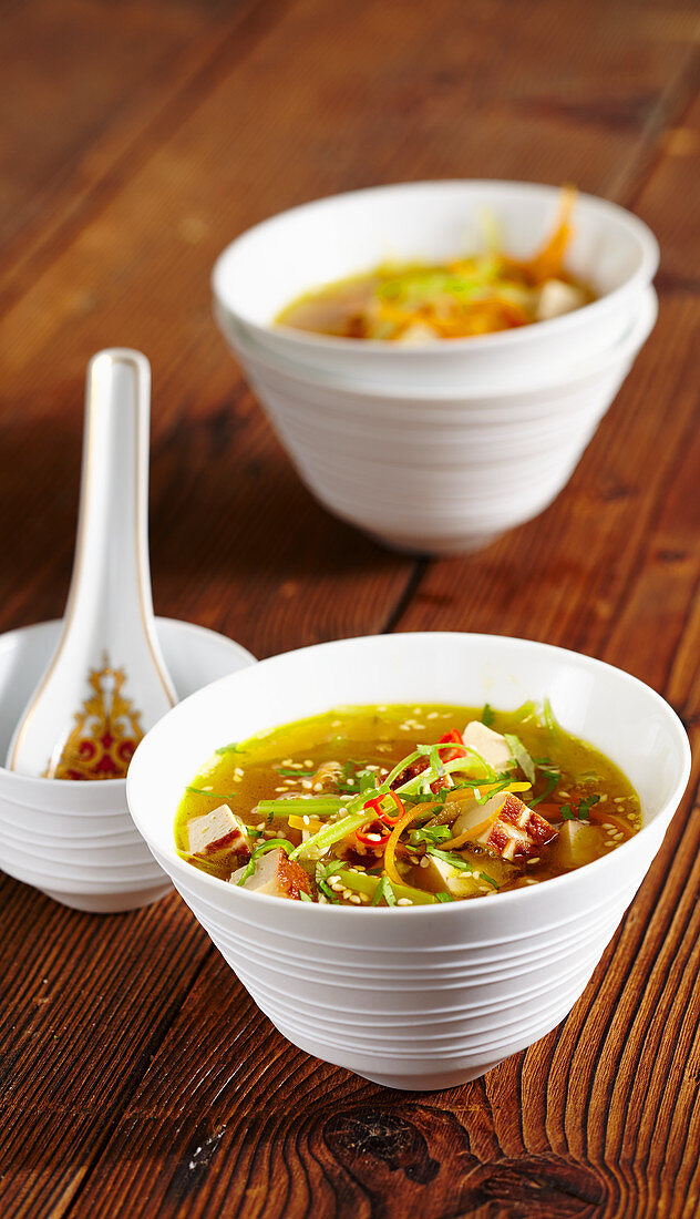 Asiatische Suppe mit Tofu und Gemüse