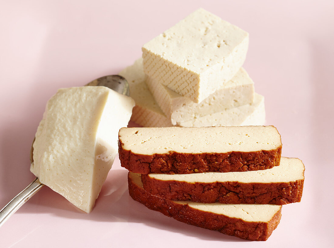 Verschiedene Tofusorten: Seidentofu, Naturtofu und Räuchertofu