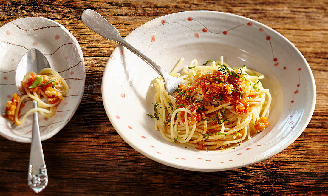 Spaghetti mit Tofu-Gemüse-Bolognese