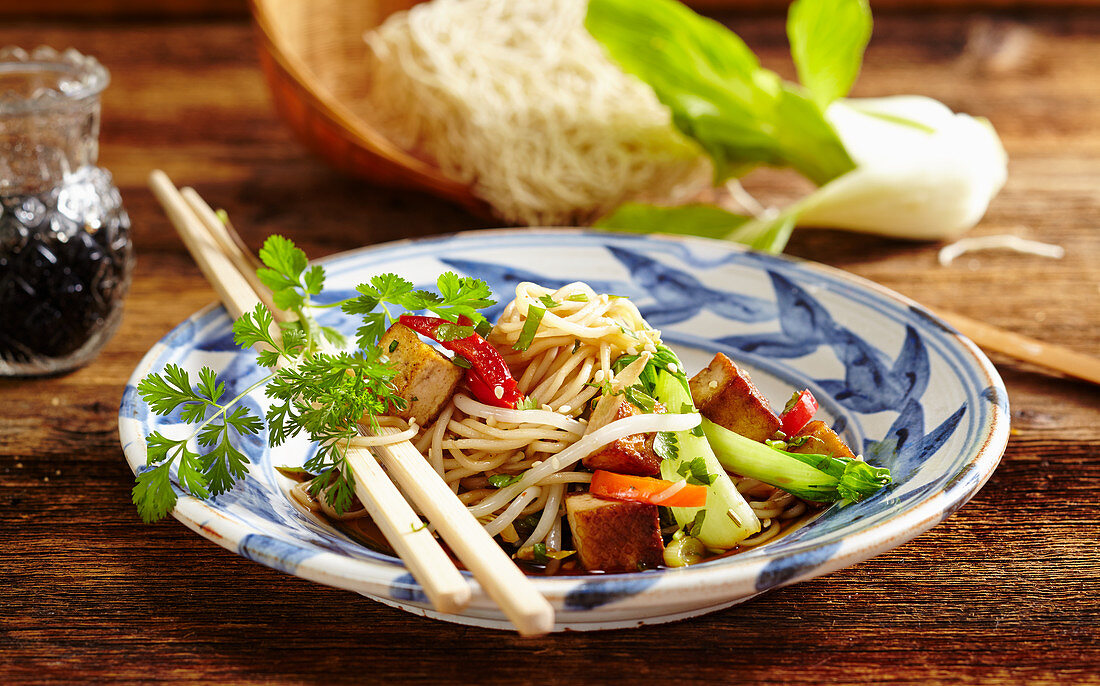 Bami Goreng mit Tofu und Gemüse (Malaysia, Indonesien)