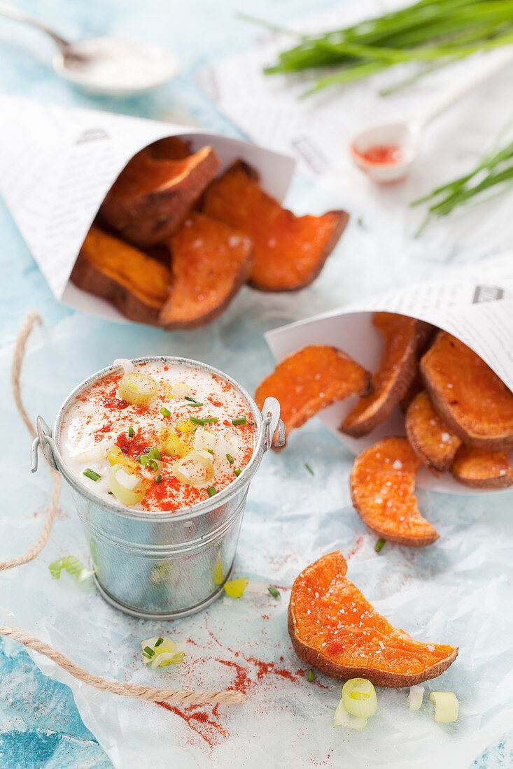 Süßkartoffelspalten dazu Dip mit Paprika, Schnittlauch und Frühlingszwiebeln