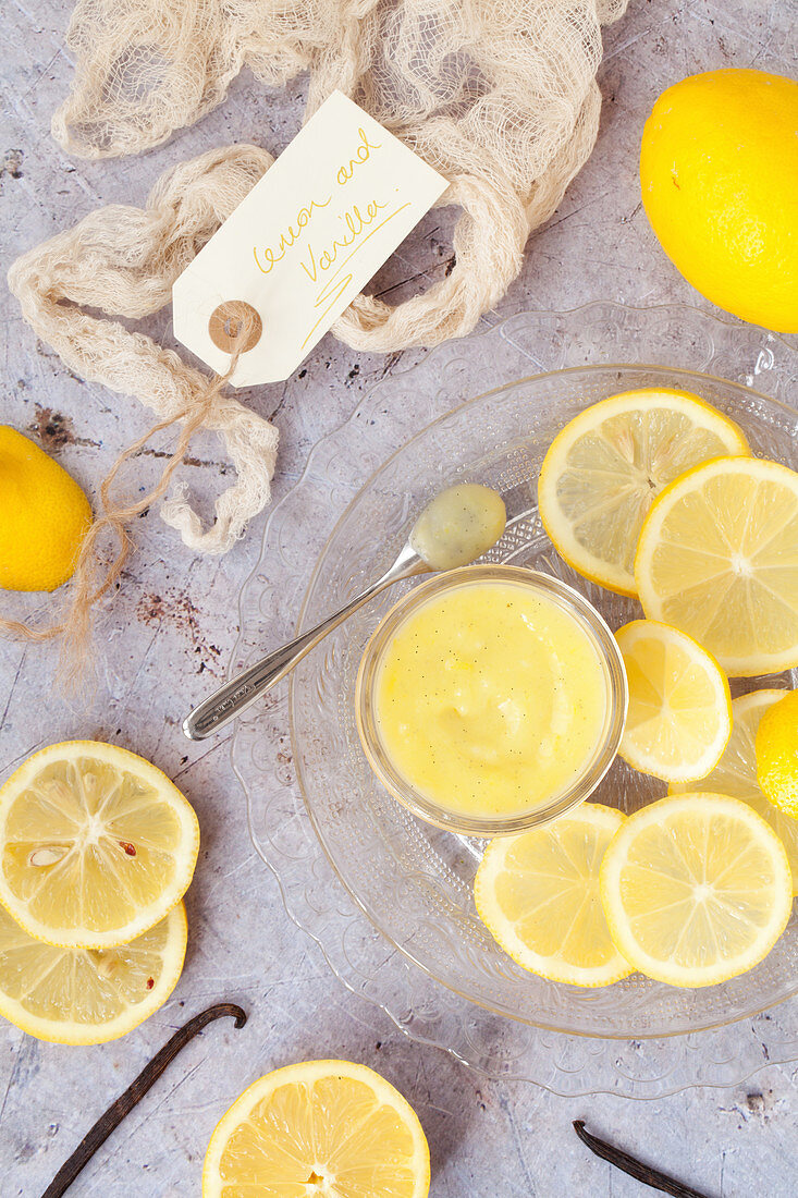Lemon Curd mit Vanille serviert mit Zitronenscheiben
