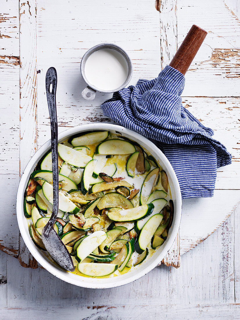 Farfalle mit Zucchini, Spinat und Zitrone