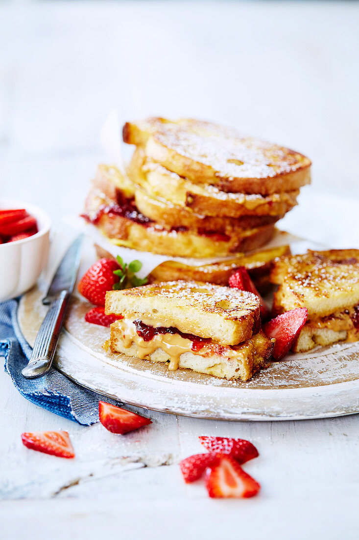 Arme Ritter mit Erdnussbutter, Erdbeermarmelade und Erdbeeren