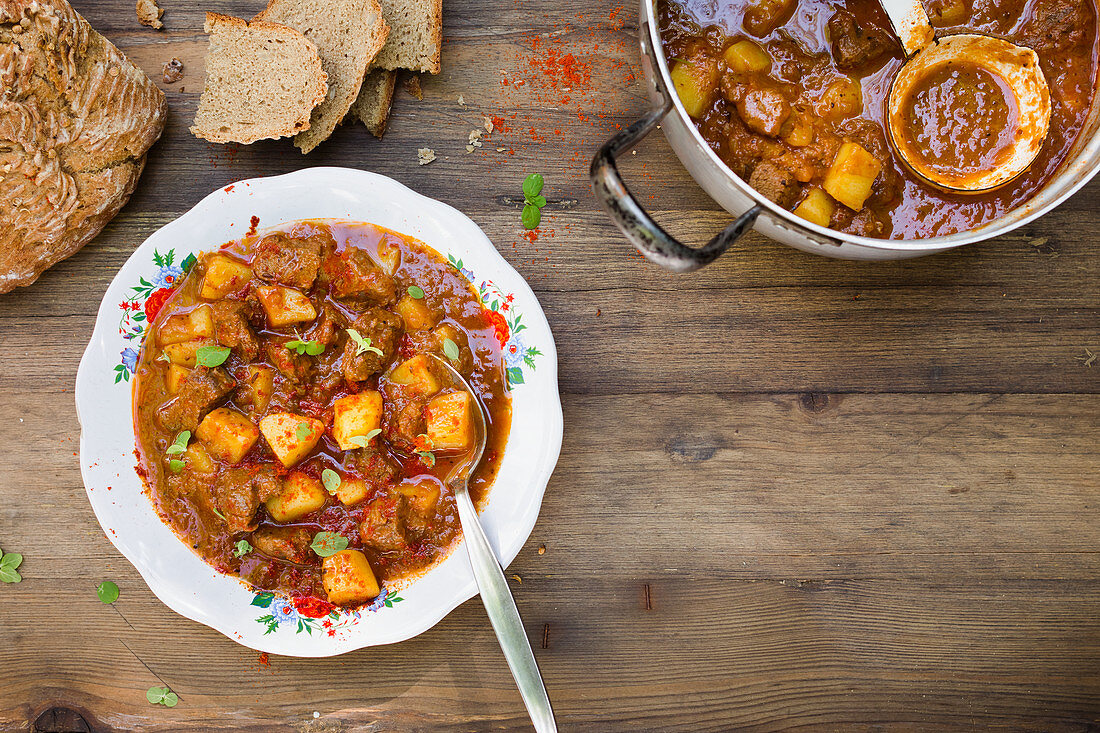 Biergulasch mit Kartoffeln und Bauernbrot