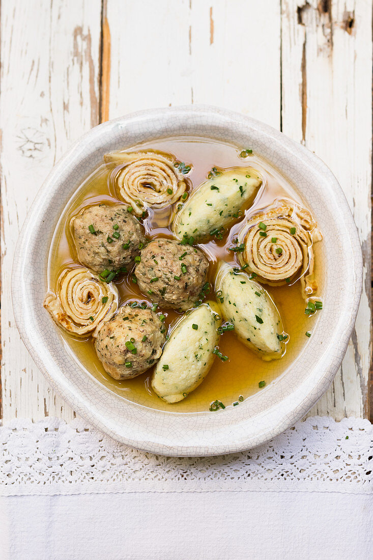 Festtagssuppe mit Grießklößchen, Leberknödeln und Pfannkuchenstreifen