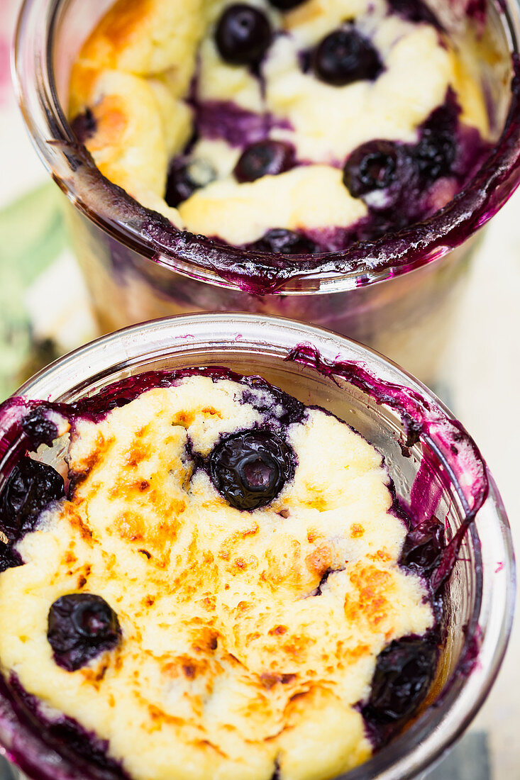 Käsekuchen mit Heidelbeeren im Glas gebacken (Nahaufnahme)