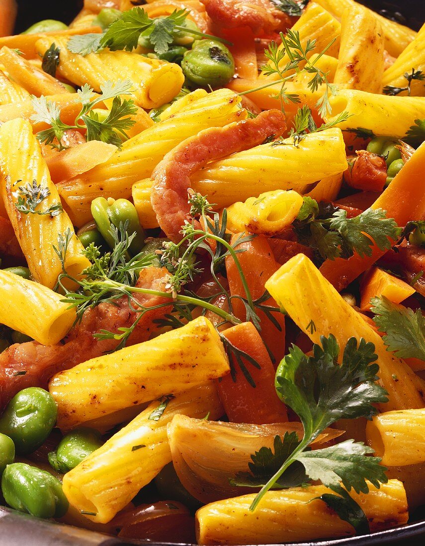 Rigatoni with vegetables, herbs and strips of smoked pork rib