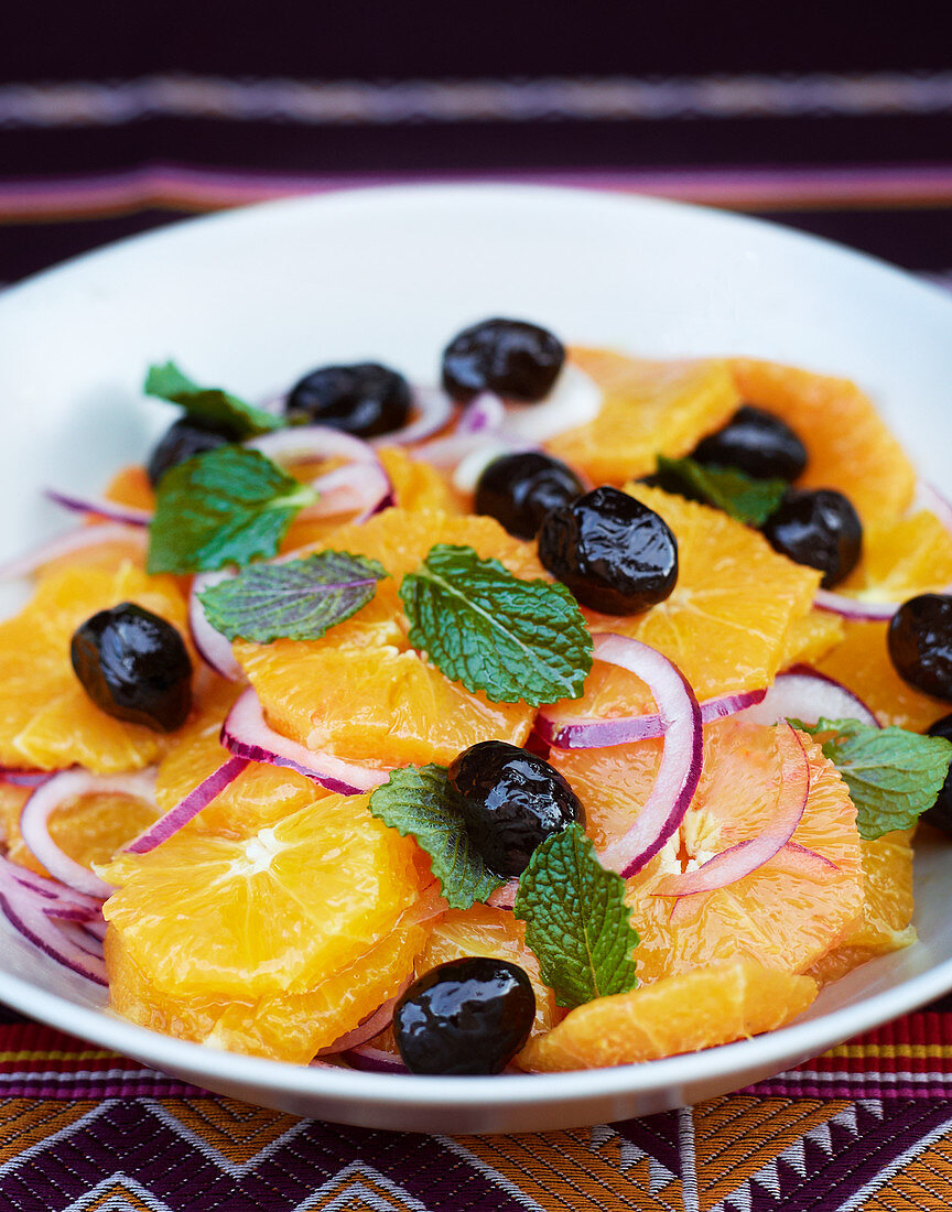 Orangensalat mit Zwiebeln, schwarzen Oliven und Minze