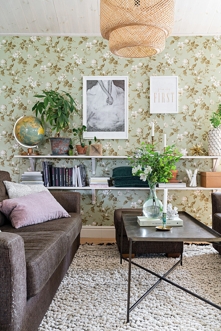 Gemütliches Wohnzimmer mit floral gemusterter Tapete