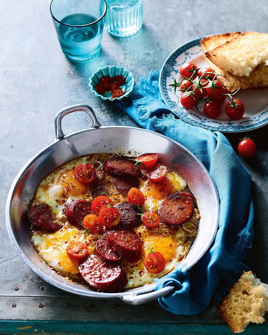 Gebratene Eier mit Sucuk und Röstbrot (Türkei)