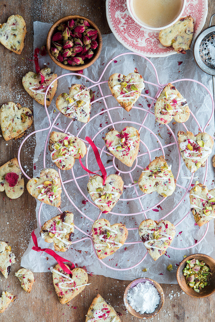 Herzförmige Pistazien-Cranberry-Kekse mit Rosenknospen