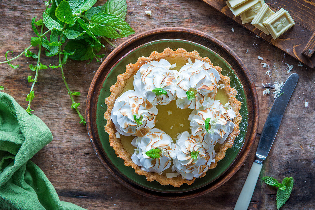 Meringue Pie mit Zitrusfrüchten und weisser Schokolade